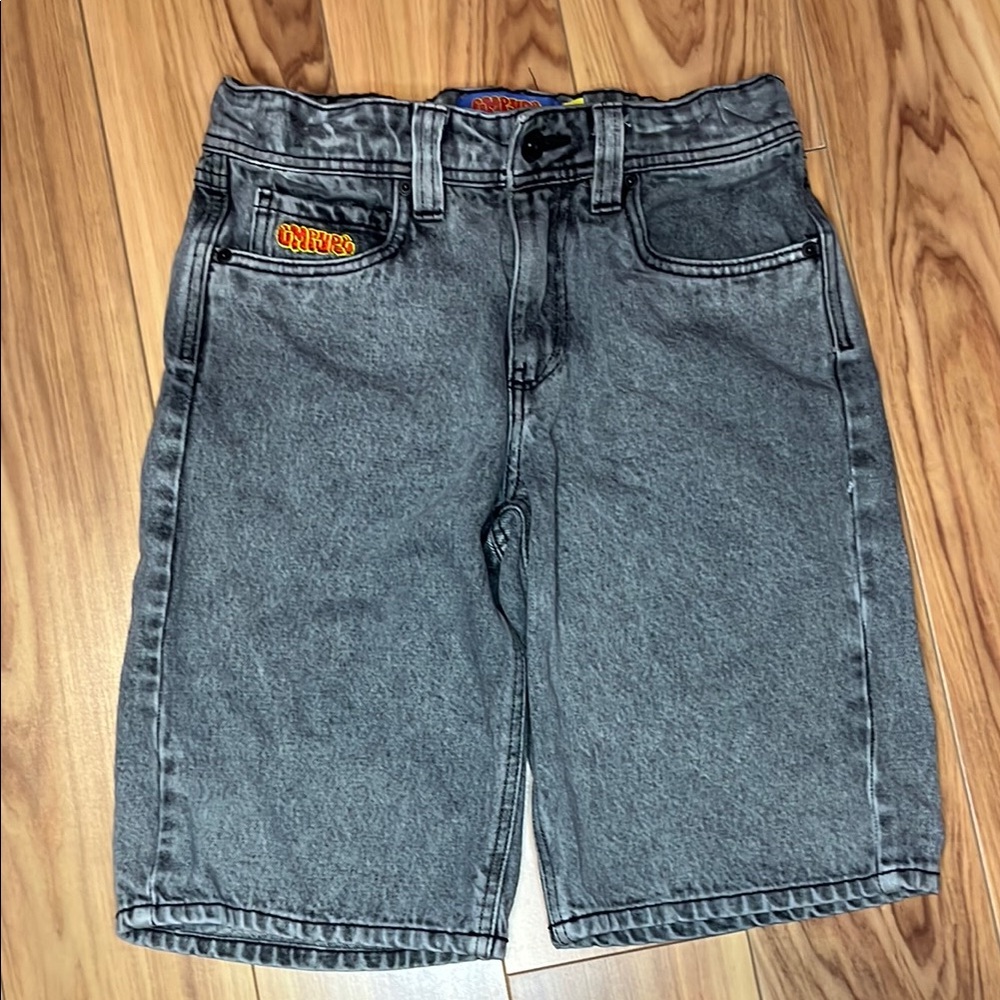 Gray Empyre skater jorts